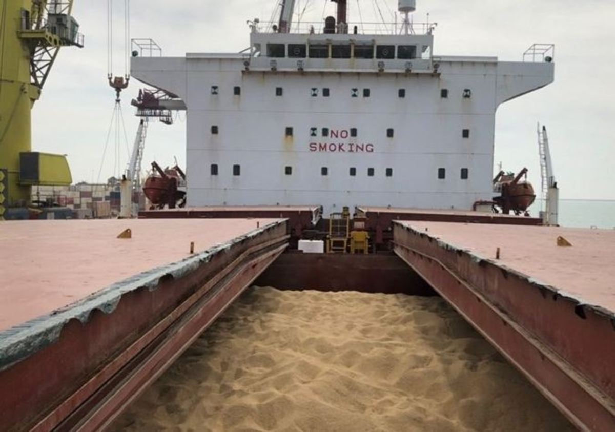 پهلوگیری نخستین کشتی گندم در بندر امام در سال جاری