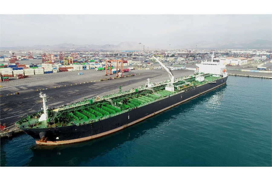 پهلودهی یک فروند کِشتی حامل روغن در بندر شهید رجایی