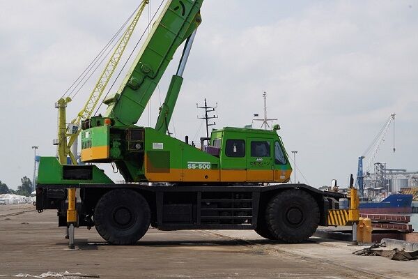 الحاق ۳ دستگاه جرثقیل ۵۰ تنی و یک دستگاه لیفتراک به بندر امیرآباد