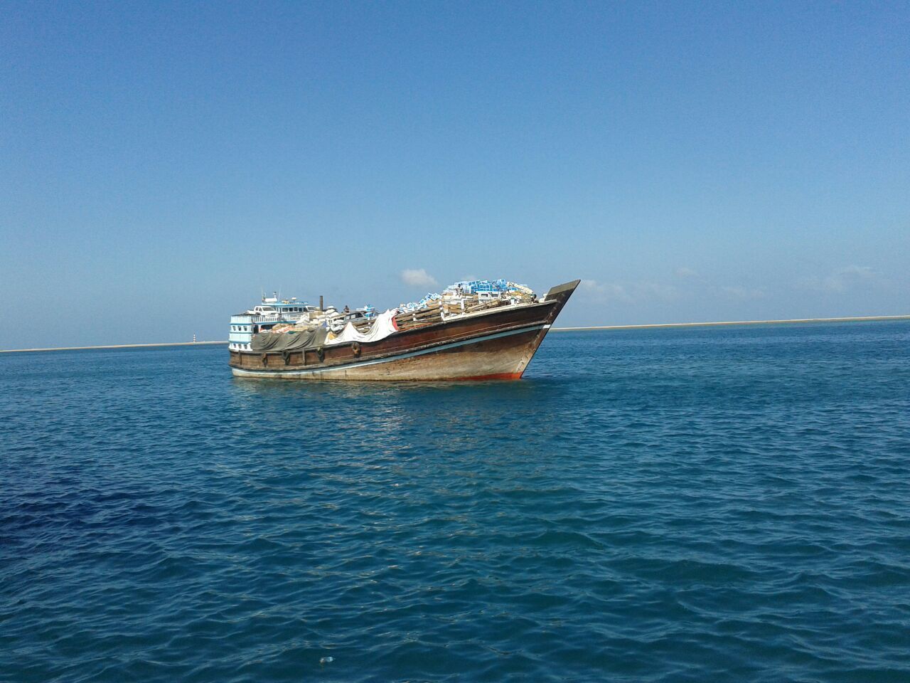 توقیف ۲ فروند شناور حامل کالای قاچاق در سواحل بوشهر