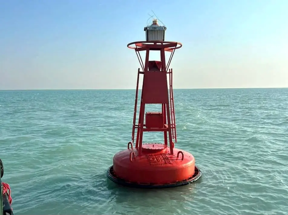 تعویض بویه حادثه دیده در کانال دسترسی بندر بوشهر