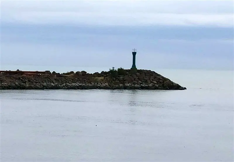 کاهش آب خزر، بنادر شمال را با مشکل پهلوگیری کشتی‌ها مواجه کرده است