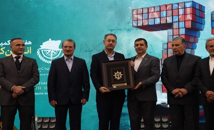 اهدای جایزه بهره‌وری بایندر به شرکت سینا
