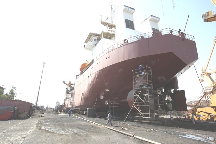 ایزوایکو چهار شناور کانتینربر می‌سازد