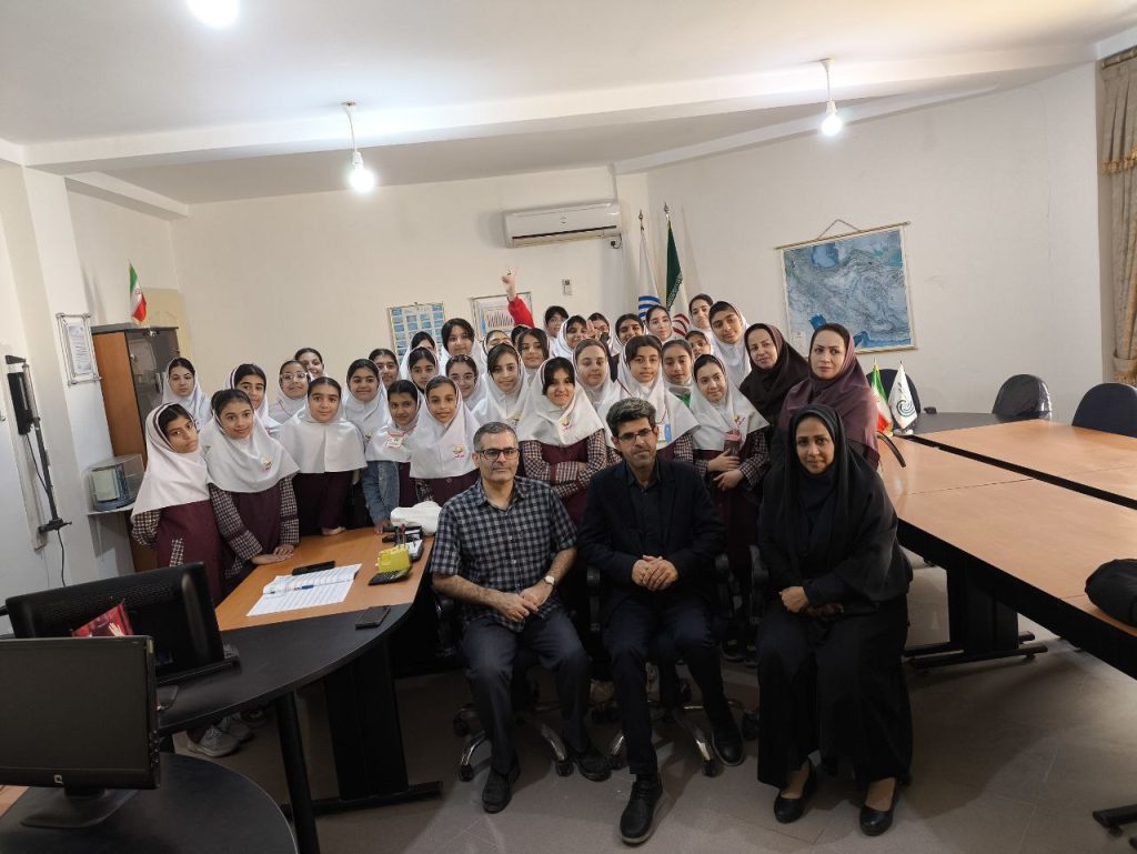 بازدید دانش‌آموزان مدرسه نور و آفتاب جزیره قشم از اداره هواشناسی دریایی جزیره قشم