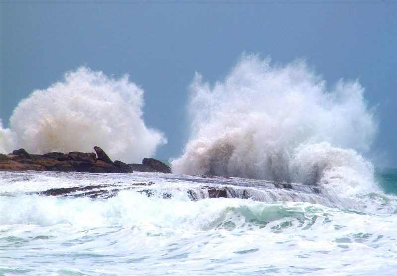 دریای خلیج فارس طوفانی است، از شنا و ماهیگیری خودداری کنید
