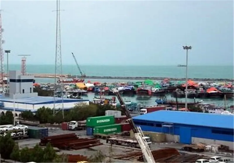 ساخت ۹ سازه دریایی غیرمجاز در بندر مقام بندر لنگه متوقف شد
