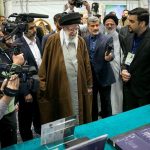 بازدید رهبر انقلاب از نمایشگاه رویداد ملی پیشگامان پیشرفت
