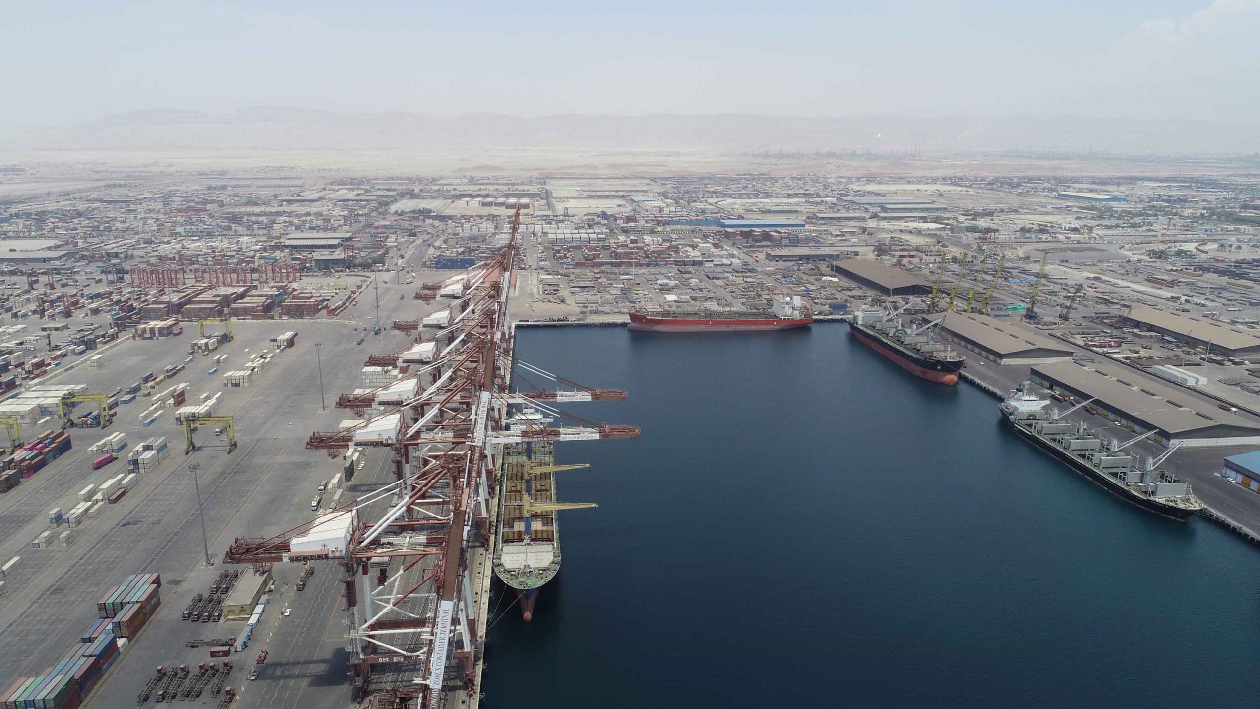 بزرگ‌ترین کشتی حامل خودرو در بندر شهید رجایی پهلو گرفت