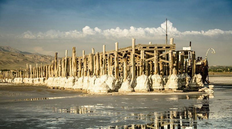 بندر شرفخانه: گردشگری متفاوت با کشتی‌های به گل نشسته و لجن درمانی!