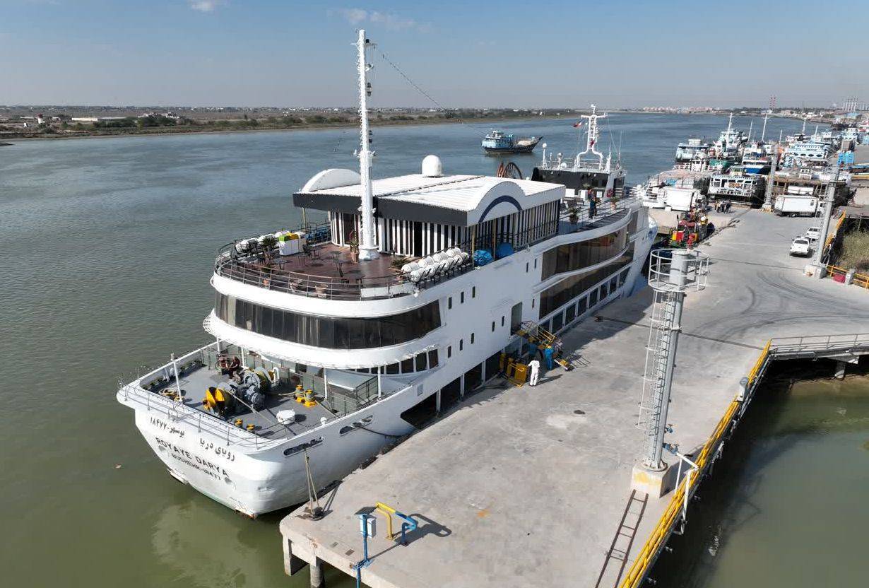 کشتی تفریحی رستورانی در بندر آبادان پهلو گرفت