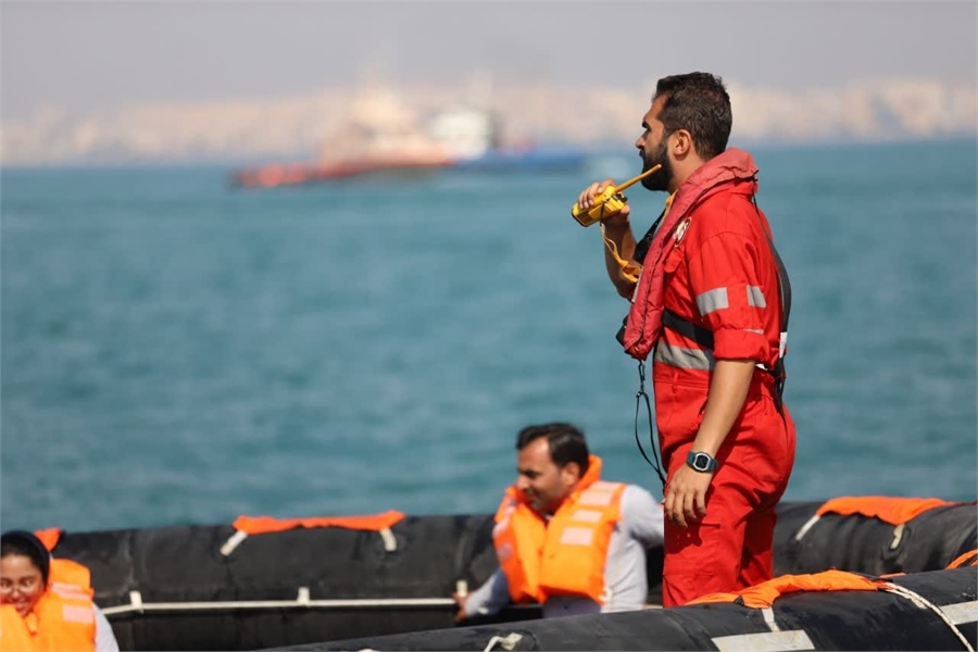برگزاری مانور جستجو و نجات دریایی در آب‌های هرمزگان