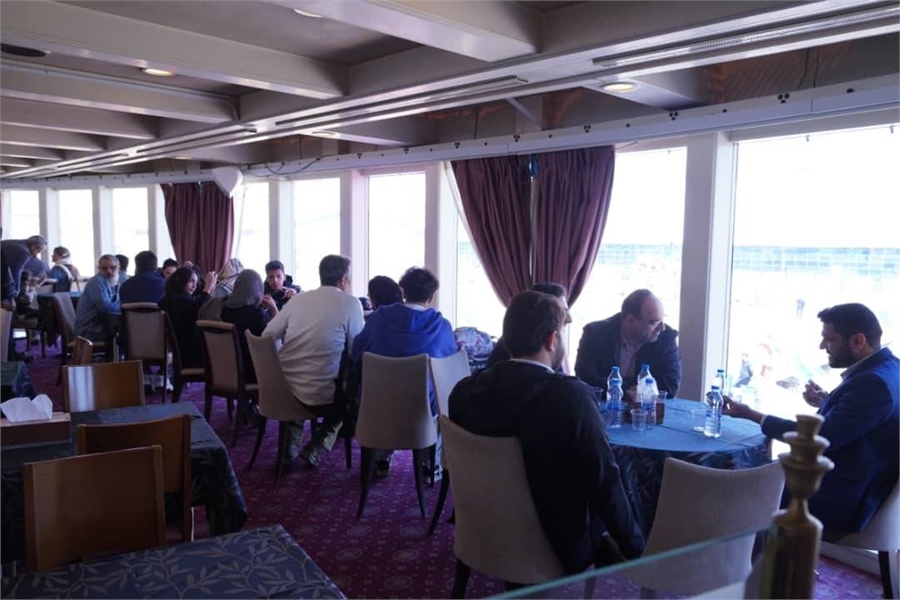 گشت دریایی در اروندرود با شناور رستورانی تفریحی