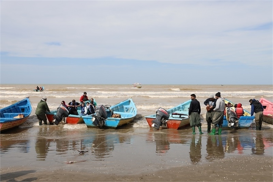 ارائه خدمات گردشگری دریایی به هزاران مسافر نوروزی در بندر امیرآباد