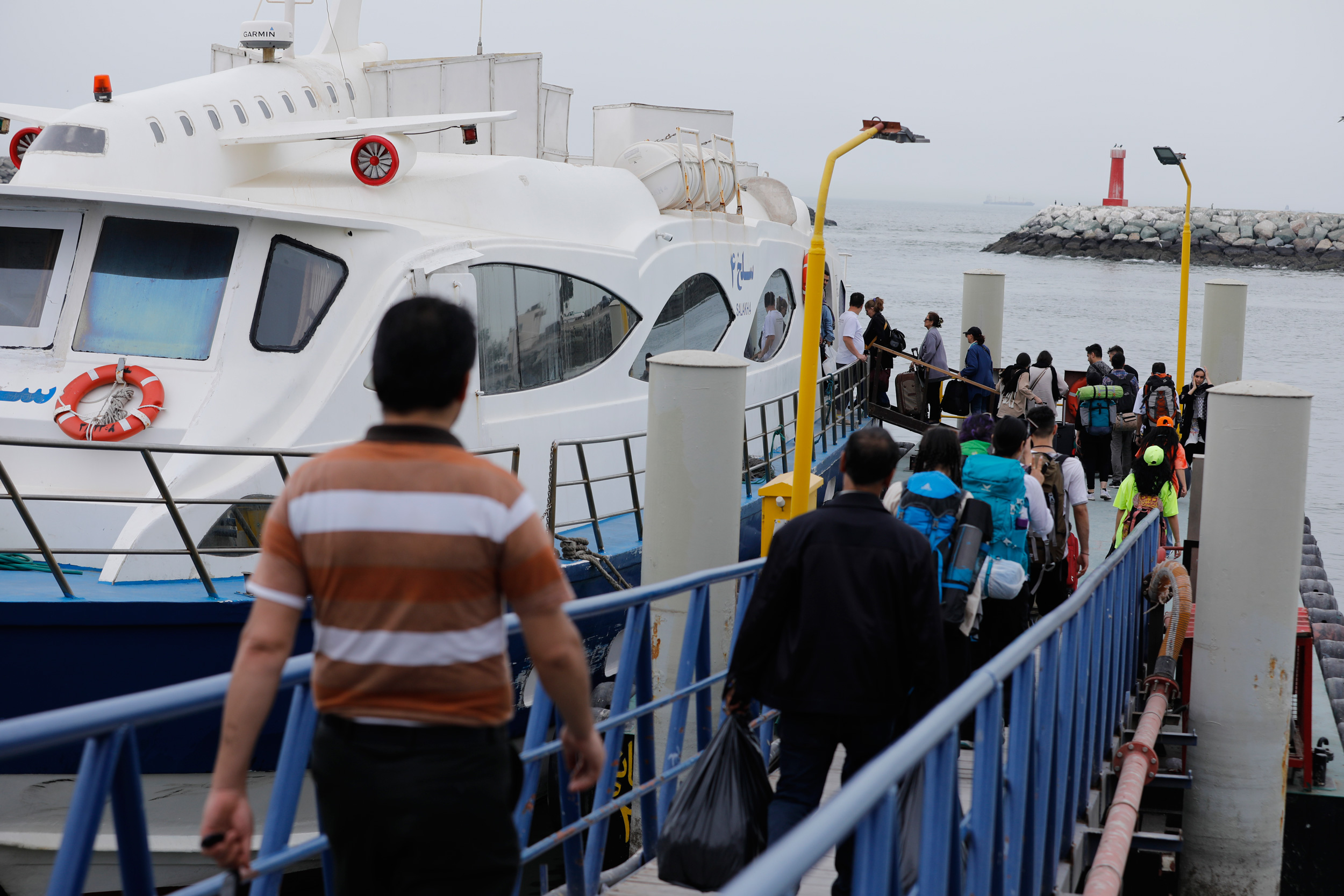 بندر تیاب شاهد هجوم قابل توجه گردشگران نوروزی