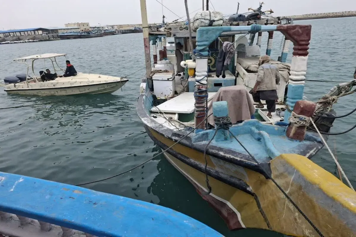 توقیف ۲ لنج صیادی متخلف و کشف ادوات ترال در جاسک