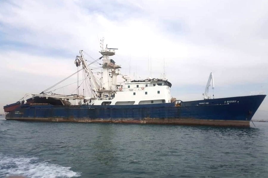 جابه‌جایی موفق شناور سرگردان و رفع خطر از مسیر تردد مسافران در هرمزگان