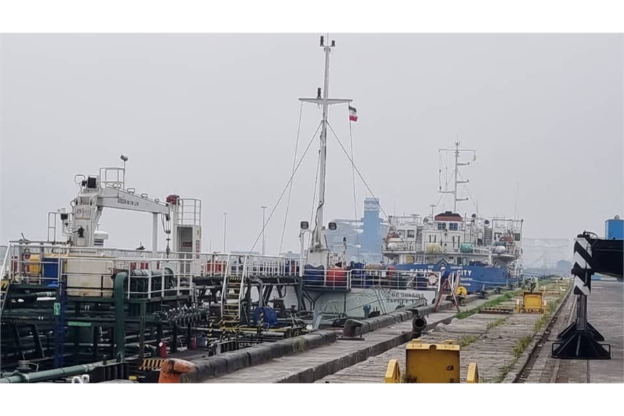 پهلودهی و تخلیه همزمان دو کشتی‌ حامل کالای اساسی در بندر انزلی