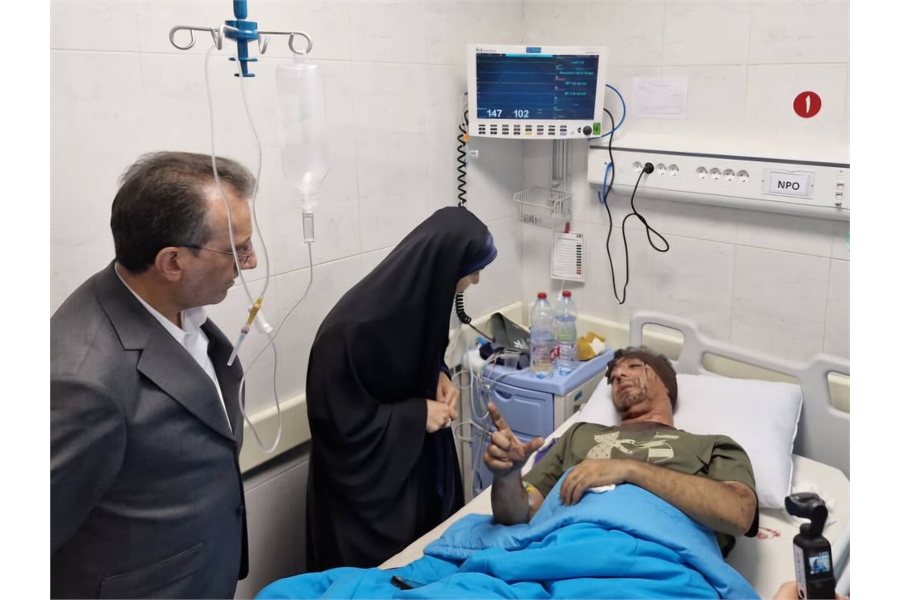 بیش از ۲۵۰ مصدوم حادثه بندر شهید رجایی در یک بیمارستان بستری‌اند؛ وزیر راه از بیماران عیادت کرد