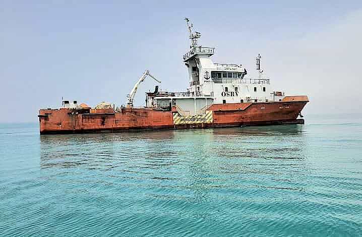 عملیات پاک‌سازی آلودگی نفتی در لنگرگاه بندر بوشهر آغاز شد