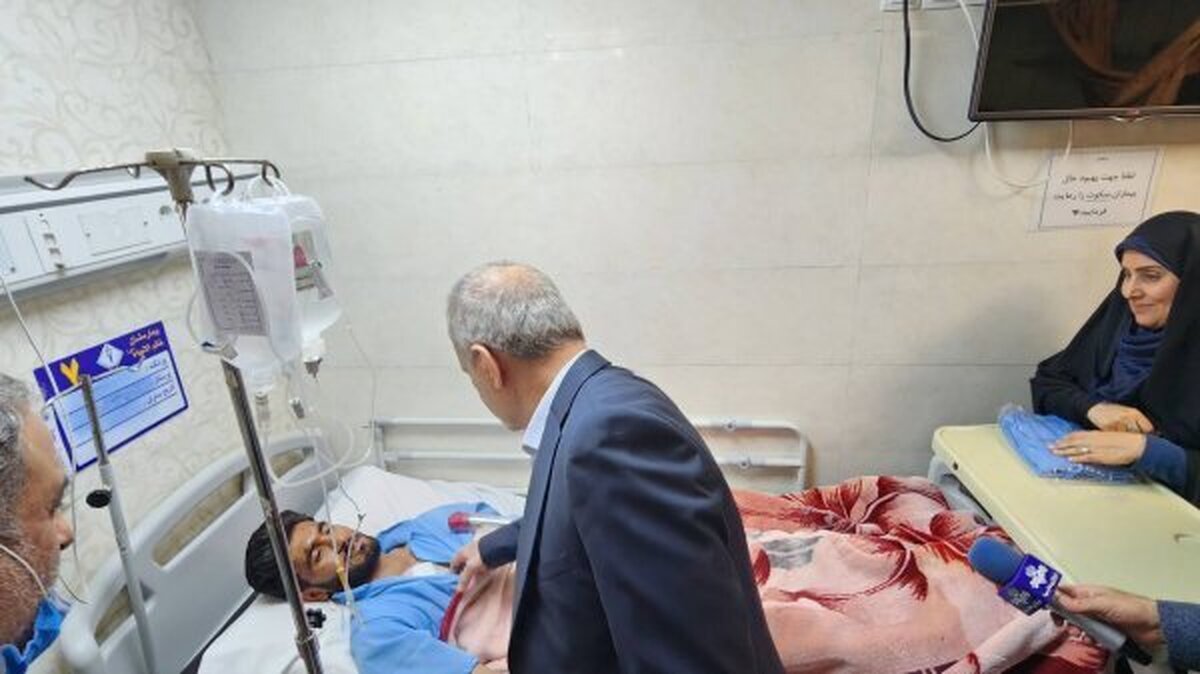 عیادت رئیس جمهور از مجروحان حادثه بندر شهید رجایی در بیمارستان بندرعباس