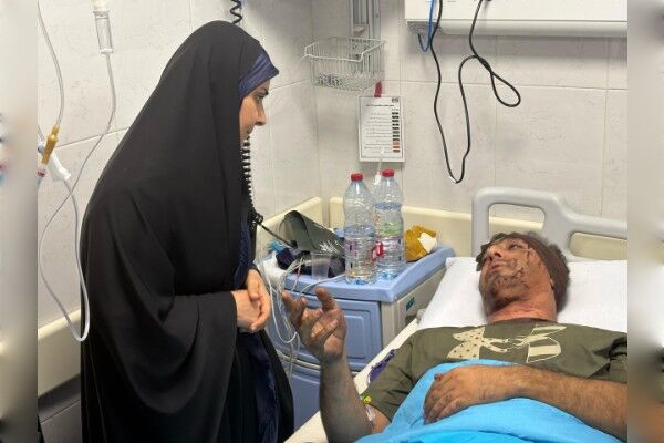 عیادت وزیر راه و شهرسازی از مجروحان حادثه بندر شهید رجایی