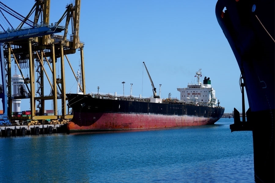 پهلوگیری نخستین نفتکش بزرگ قیر در بندر شهید رجایی