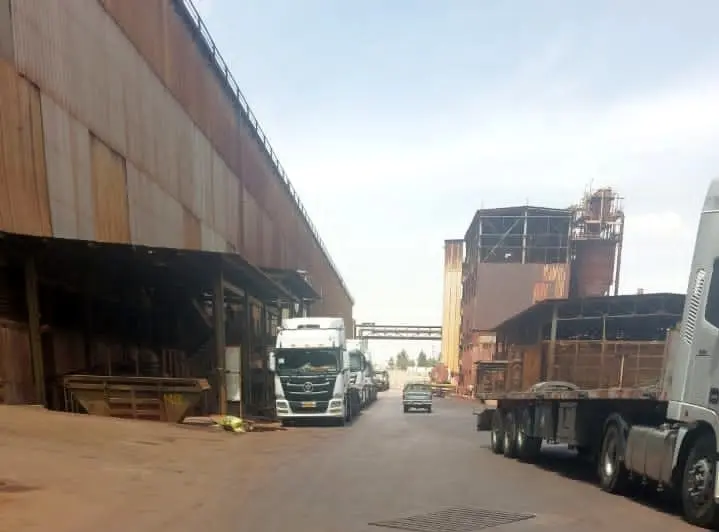 انبارهای مجتمع فولاد مبارکه؛ فاقد امکانات اولیه برای 1500 راننده/رانندگان کامیون حتی آب آشامیدنی ندارند