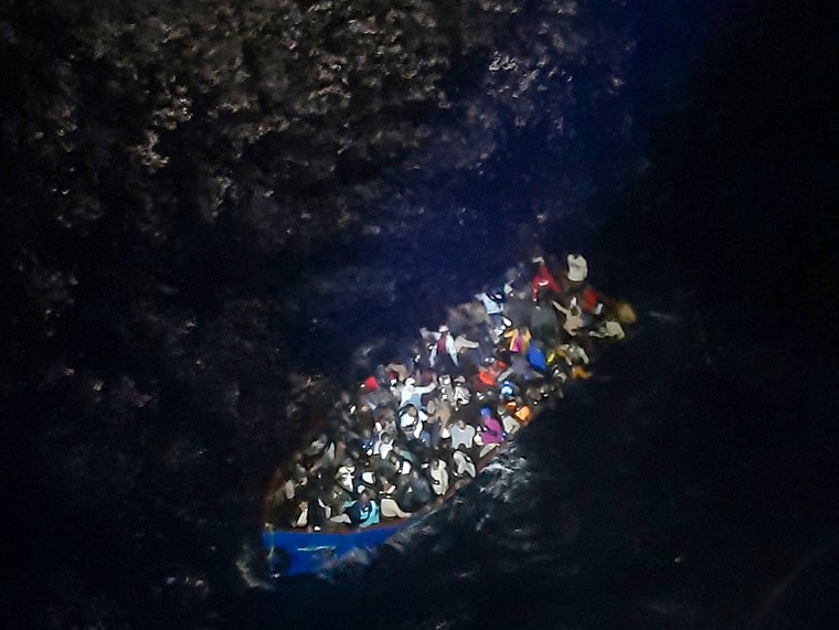 شناور گروه کشتیرانی ده‌ها پناهجو را از مرگ نجات داد