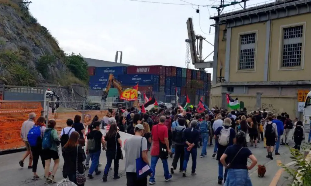 اعتصاب گسترده کارگران یک بندر بنگلادش: بندر را به اماراتی‌ ها نفروشید!