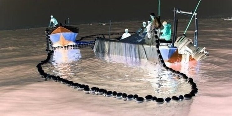 توقیف یک قایق صید شب‌چراغی در آب‌های لارک