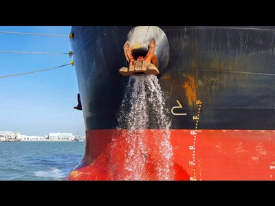 نظارت محیط زیست بر تخلیه آب توازن کشتی‌ها در بنادر کشور/ گنترل آلودگی‌های نفتی با همکاری عمان در تنگه هرمز