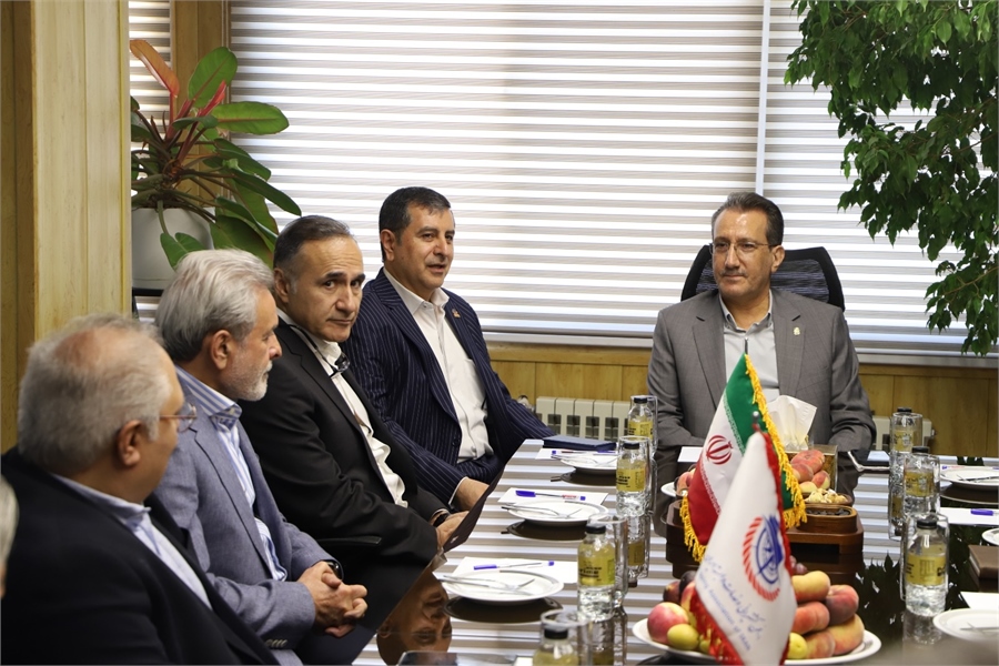 بازدید معاون وزیر راه و شهرسازی و مدیرعامل سازمان بنادر و دریانوردی از انجمن کشتیرانی و خدمات وابسته ایران