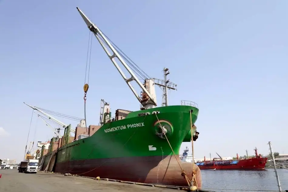 سیگنال‌های متناقض از بنادر ایران؛ رشد واردات کالای اساسی در برابر سقوط تخلیه فرآورده‌های نفتی