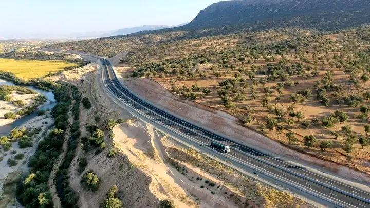 قطعه ۷ آزادراه شیراز اصفهان تا چند روز آینده زیر بار ترافیکی می‌ رود