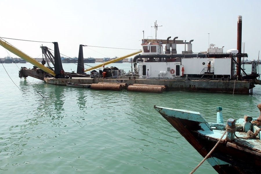 لایروبی بندر دیلم برای پایان دادن به محدودیت تردد شناورها