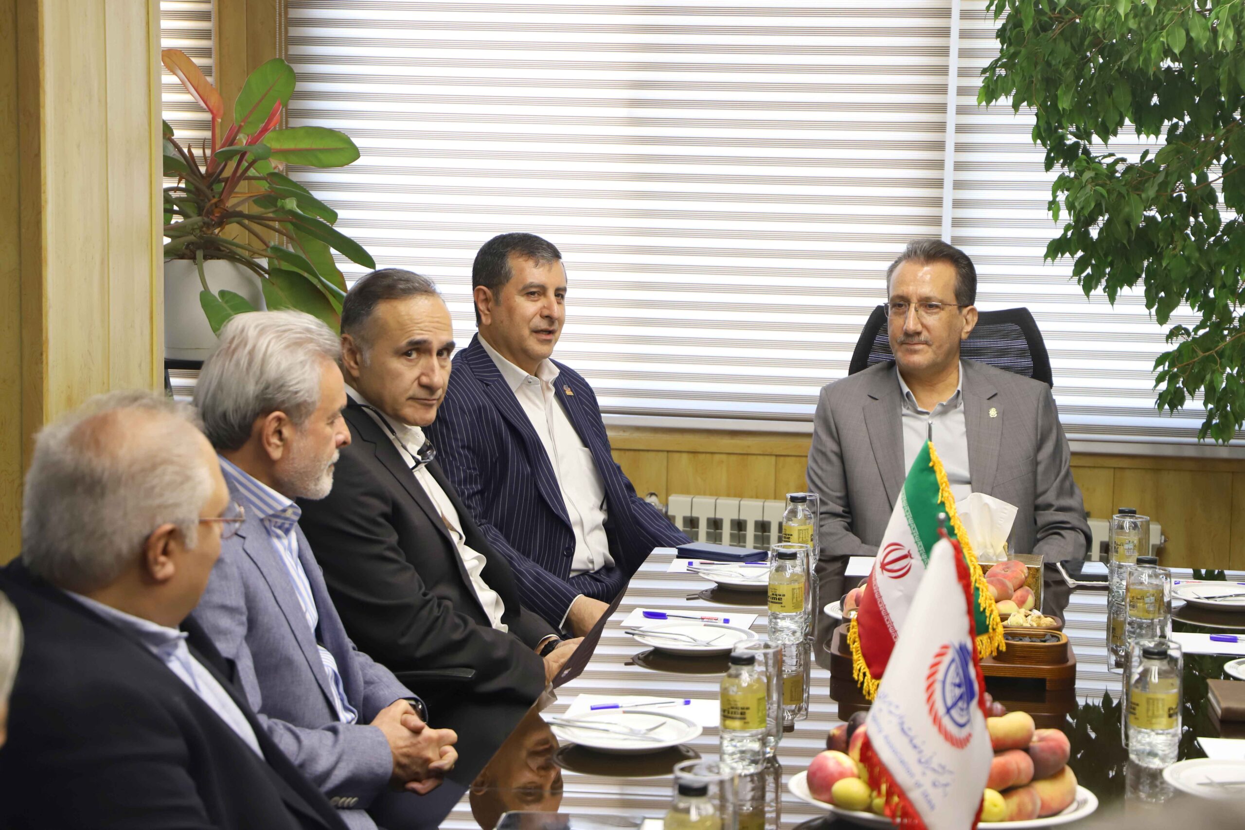 مدیرعامل سازمان بنادر پای صحبت غول‌ های کشتیرانی نشست