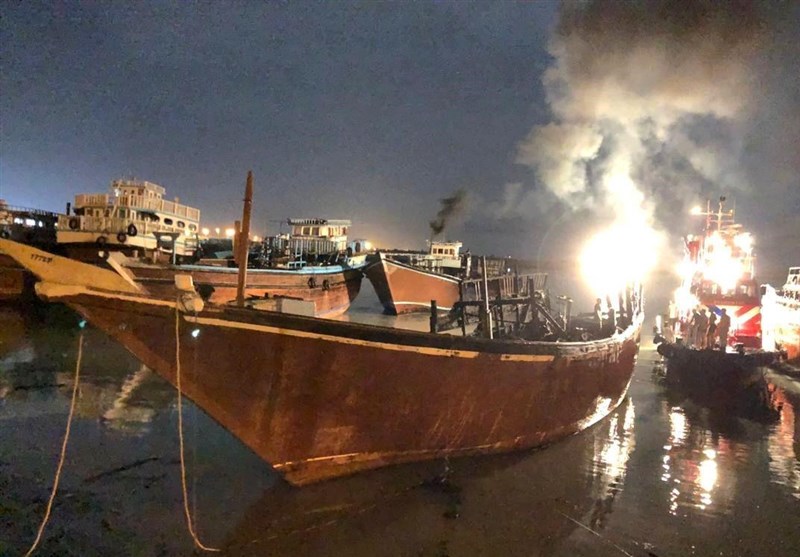 مهار آتش‌سوزی شناور در بندر دیلم؛ آزمون موفق هماهنگی دریا و ساحل