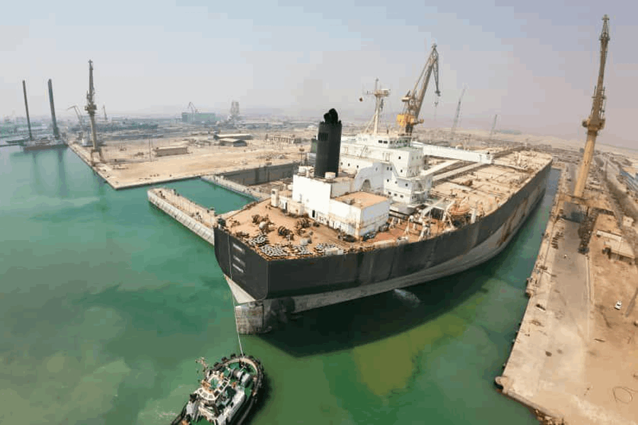 عملیات موفق هدایت یک کشتی غول‌پیکر درحوضچه خشک مجتمع کشتی‌سازی بندرعباس