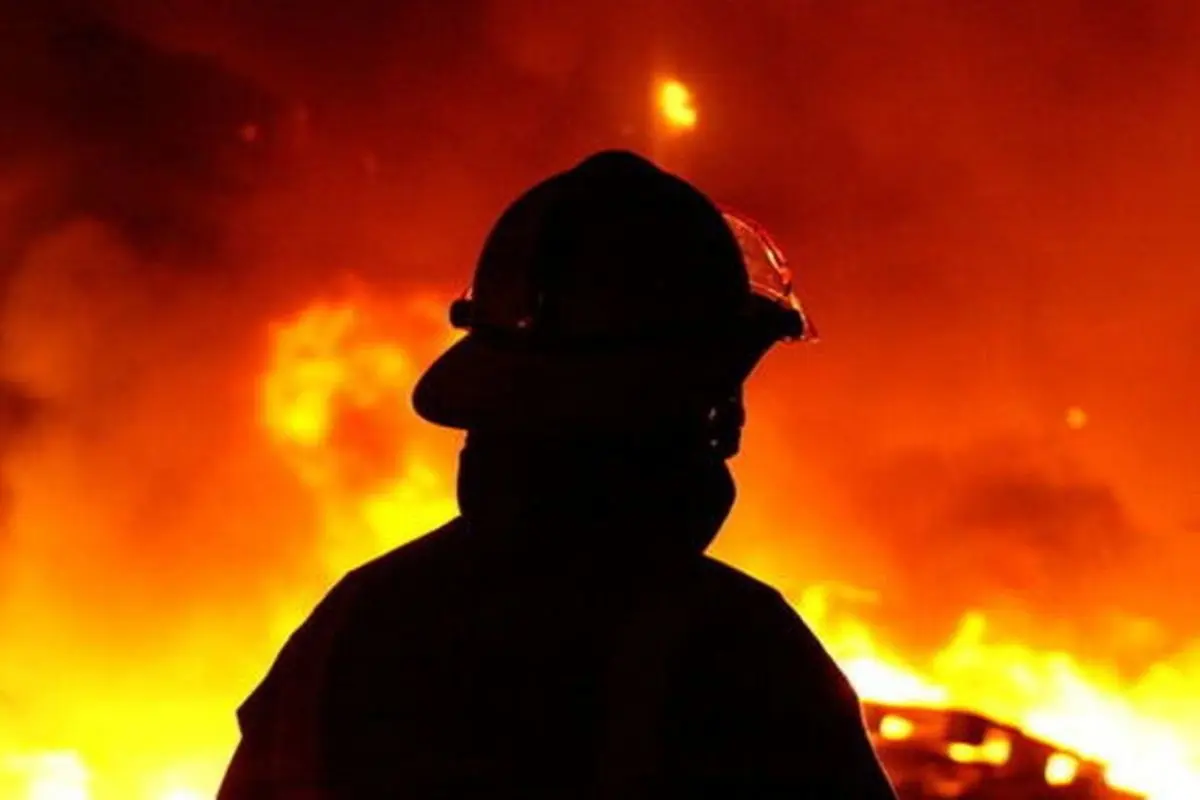 آتش سوزی در مخزن نفتی بندر امام خمینی (ره) بدون خسارت جانی تحت کنترل است