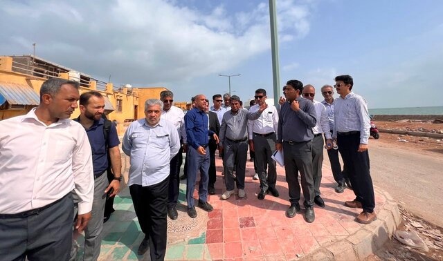 بازدید معاون استاندار از جزیره هرمز؛ سوت قطار توسعه در جزیره رنگین کمانی به صدا درآمد