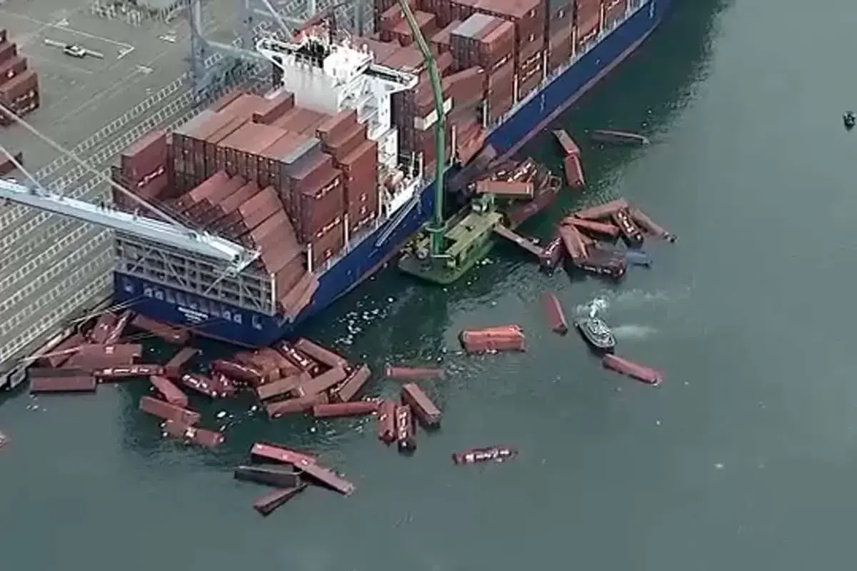 حادثه در قلب تپنده تجارت آمریکا، ده‌ها کانتینر در بندر لانگ بیچ به آب ریختند