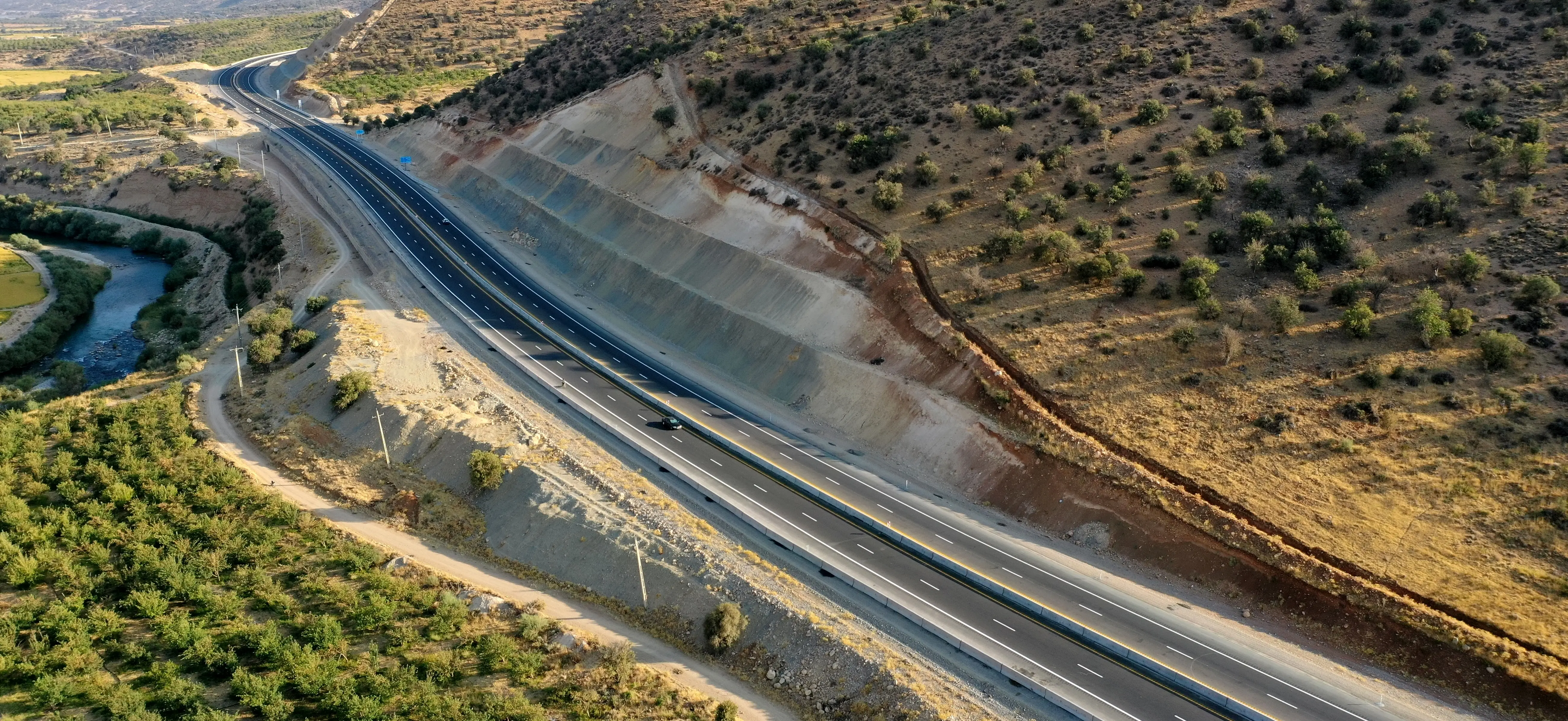 حل معضل ترافیک دشت ارژن با احداث قطعه اول آزادراه شیراز ـ بوشهر/ جاده شیراز ـ خرامه بهسازی می‌ شود