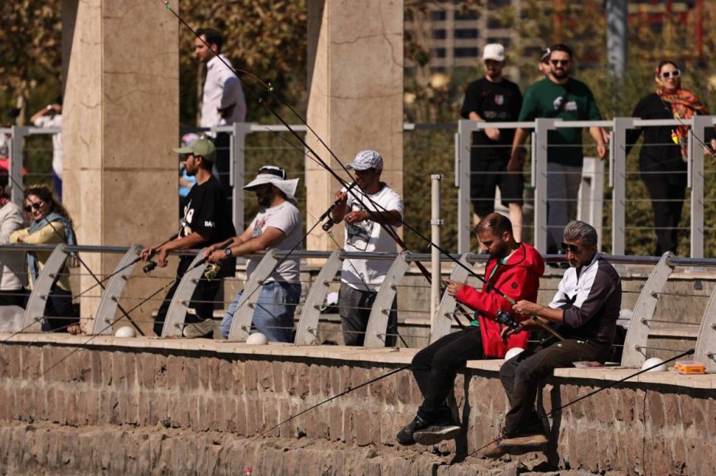 رهاسازی ۵۰ هزار قطعه ماهی کپور در دریاچه شهدای خلیج‌فارس با هدف احیای زیست‌بوم و توسعه گردشگری