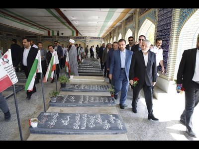 ادای احترام وزیر میراث‌فرهنگی به شهدای سپیدان
