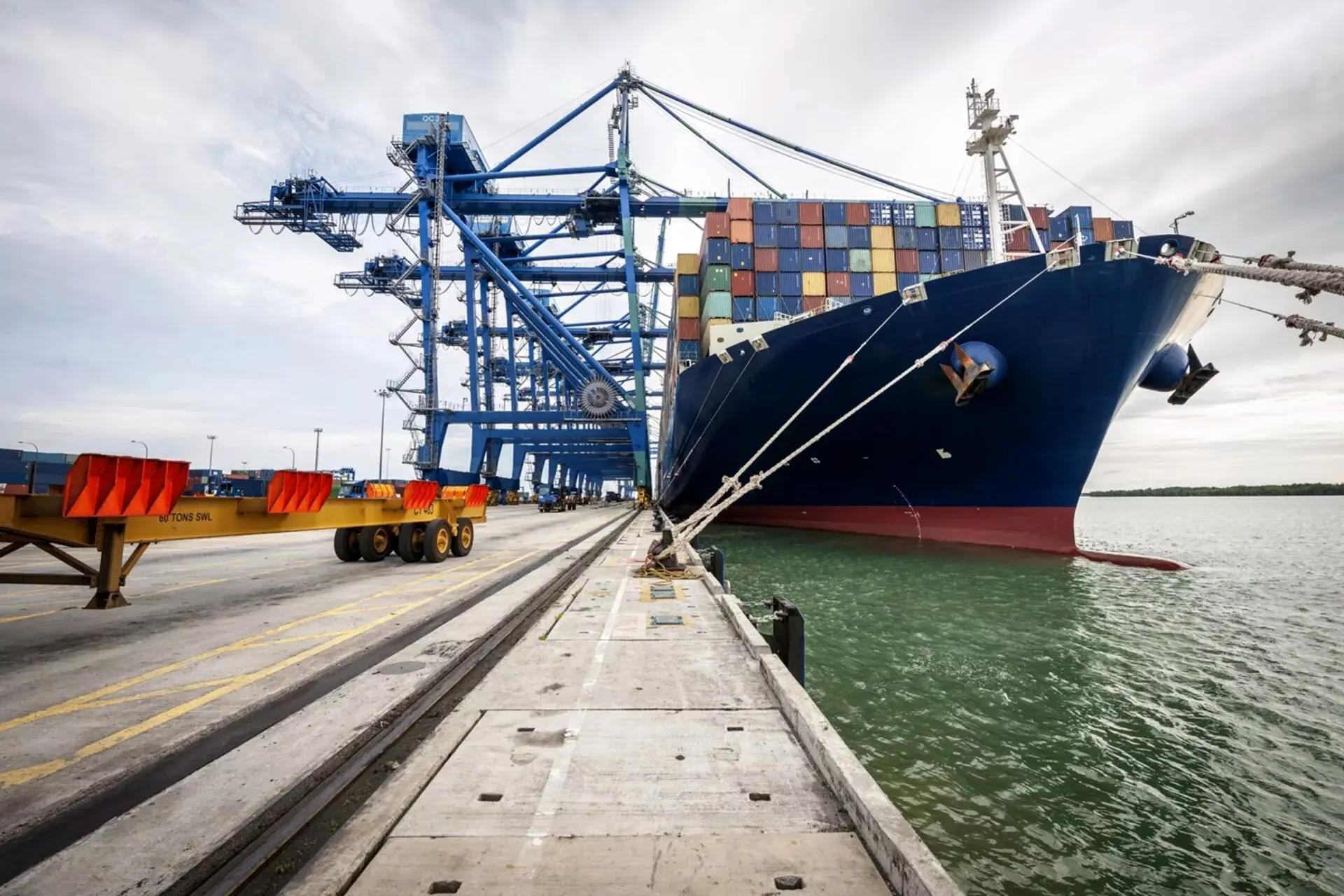 سیزدهمین کشتی کالای اساسی در بندر شهید رجایی پهلو گرفت