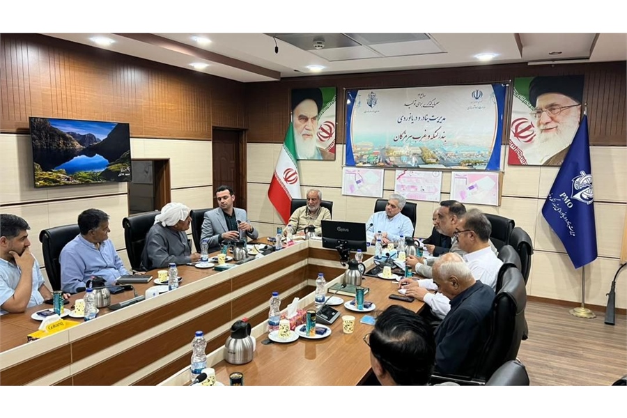 نشست هم‌اندیشی مدیرکل بنادر و‌ دریانوردی هرمزگان با معتمدین و فعالان اقتصادی بندرلنگه