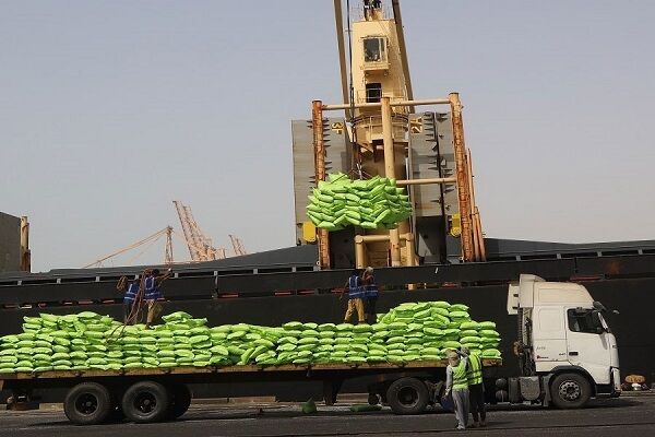 پهلودهی پانزدهمین شناور کالای اساسی در بندرشهید رجایی