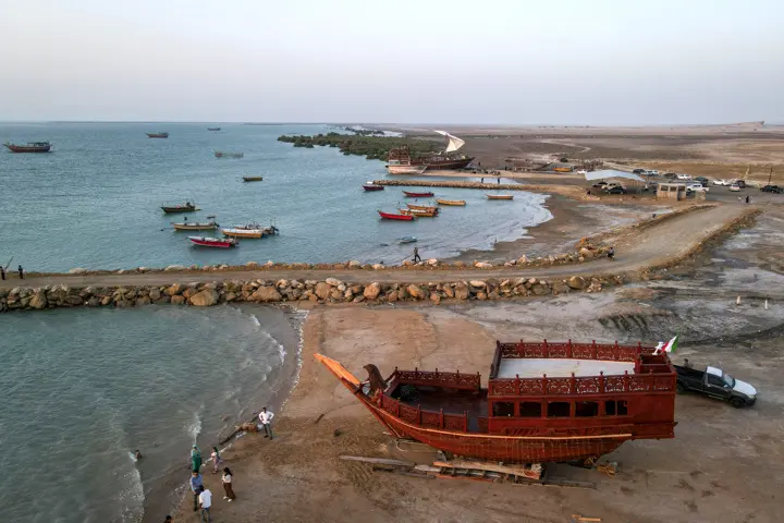 لنج ۶۰۰ تُنی چوبی در بندر تاریخی کُنگ به آب رسید