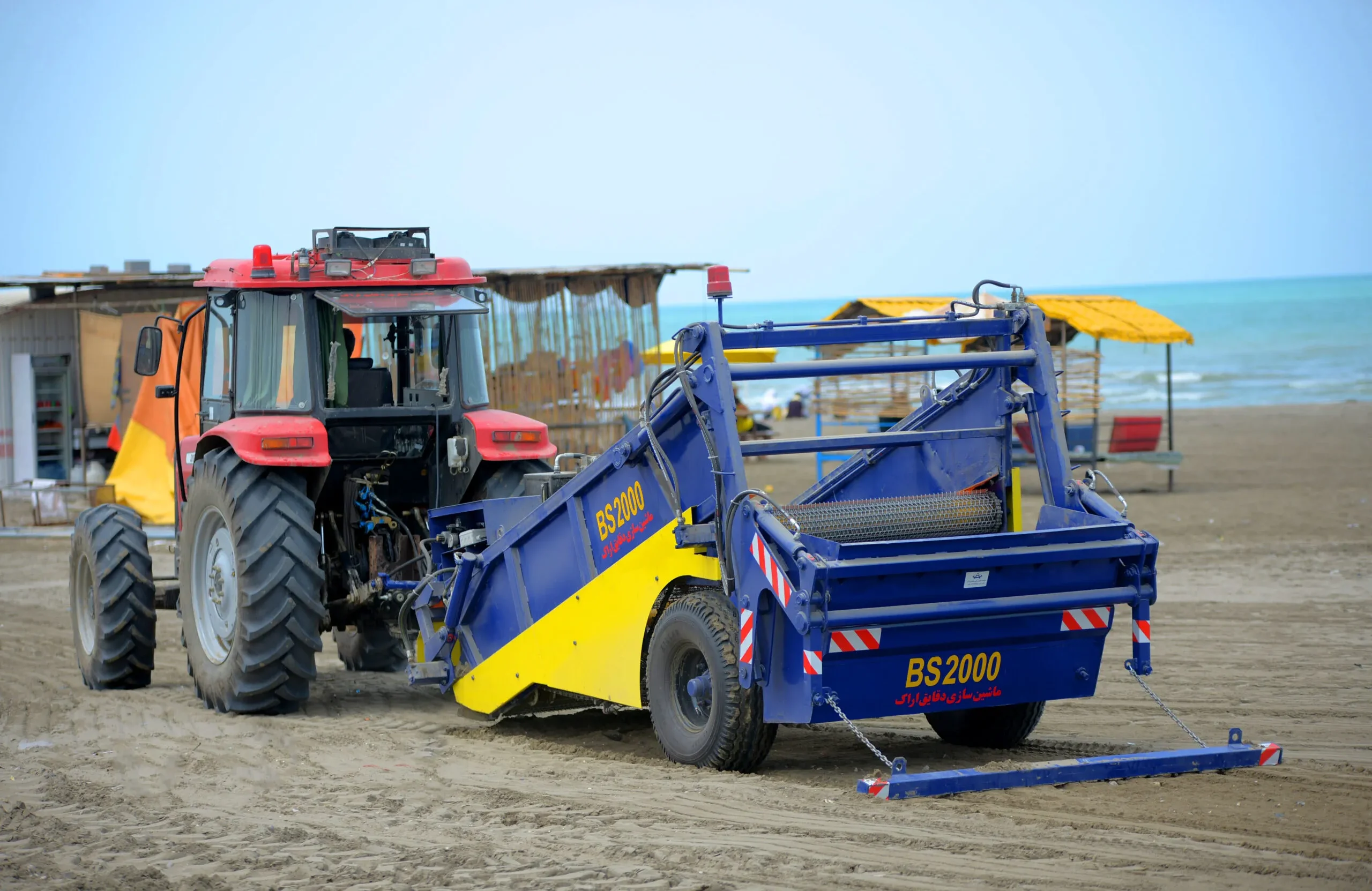 پاک‌سازی سواحل قشم با دستگاه ساحل‌روب مکانیزه آغاز شد